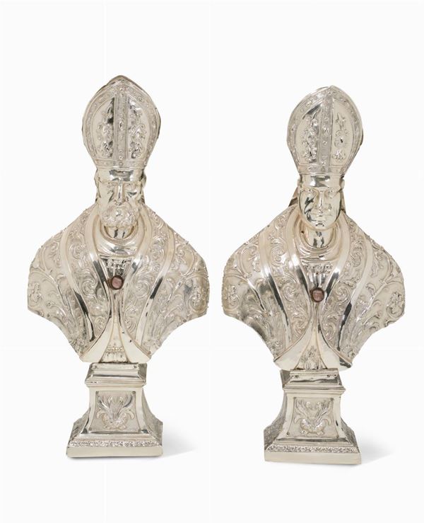 Coppia di busti reliquiari raffiguranti vescovi con rivestimento in metallo argentato, manifattura del XIX secolo