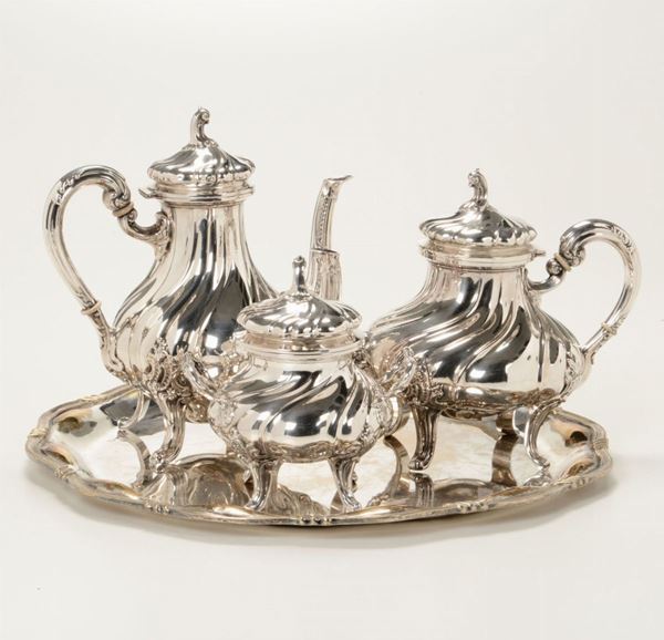 Servizio formato da 3 pezzi in argento in stile barocchetto e vassoio in metallo