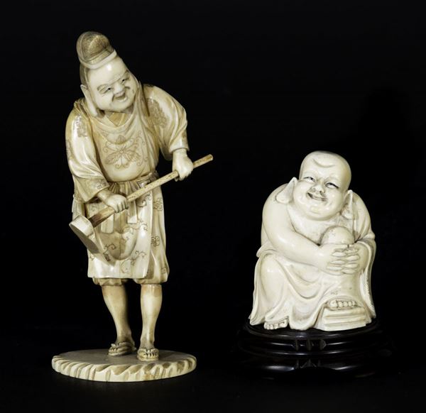 Lotto composto da figura di contadino e Budai seduto scolpiti in avorio, Giappone e Cina, epoca Meiji (XIX secolo) e inizi XX secolo