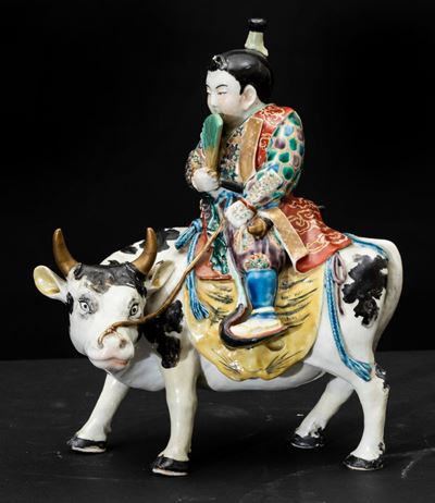 Figura di Uomo con Ventaglio Seduto su Mucca in Ceramica Kutani a Smalti Policromi, Giappone, Epo...
