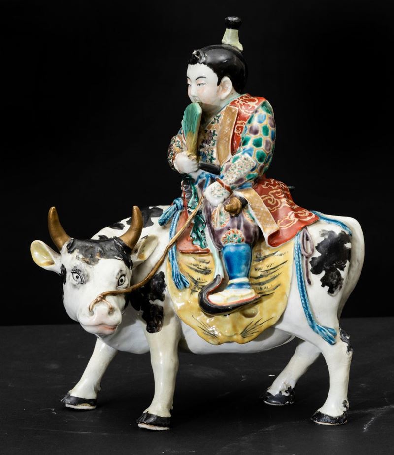 Figura di uomo con ventaglio seduto su mucca in ceramica Kutani a smalti policromi, Giappone, epoca Meiji, XIX secolo  - Asta Arte Orientale - Cambi Casa d'Aste