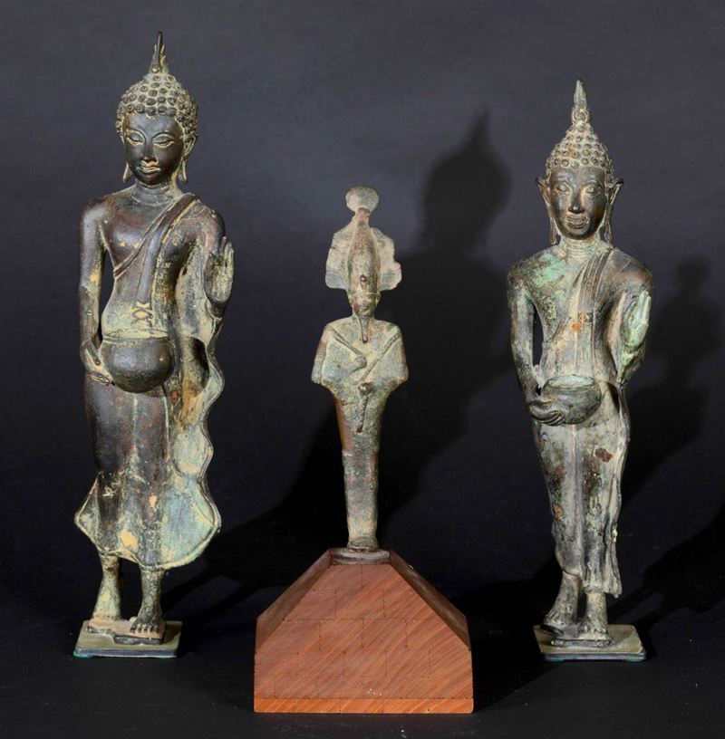 Coppia di Buddha eretti in bronzo, Thailandia, XIX secolo  - Asta Arte Orientale - Cambi Casa d'Aste