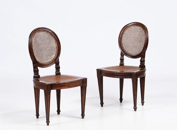Coppia di sedie ovaline in noce, XVIII secolo