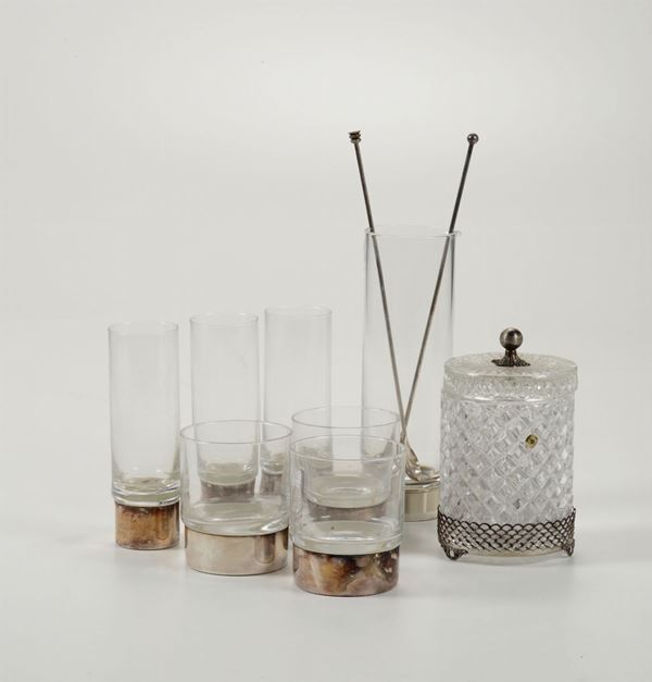 Lotto composto da bicchieri da aperitivo, uno shaker e un vaso in cristallo con tripode in argento