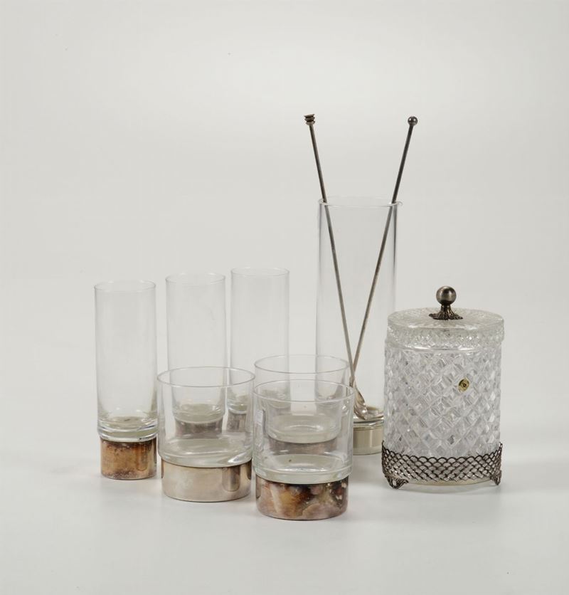 Lotto composto da bicchieri da aperitivo, uno shaker e un vaso in cristallo con tripode in argento  - Auction Fine Art - Cambi Casa d'Aste