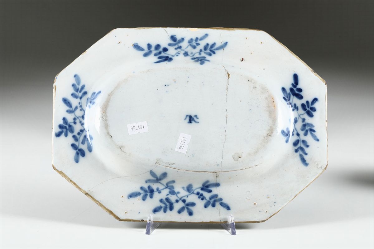 Piatto Ottagonale Rotto e Vasetto Blu