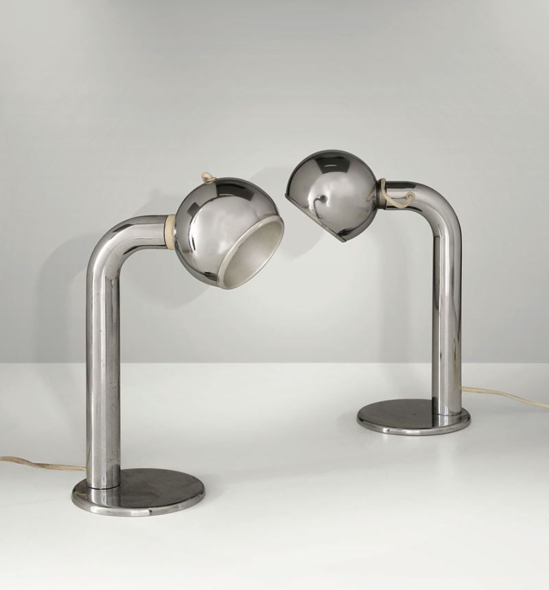 Coppia di lampade con struttura in metallo cromato.  - Auction Design - Cambi Casa d'Aste