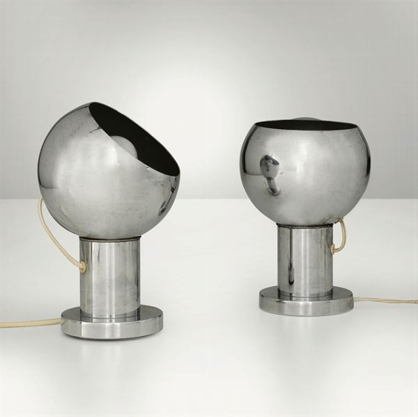 Due lampade da tavolo con struttura in metallo cromato.
