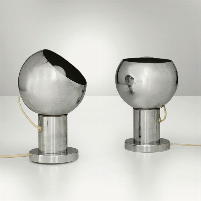Due lampade da tavolo con struttura in metallo cromato.  - Auction Design - Cambi Casa d'Aste