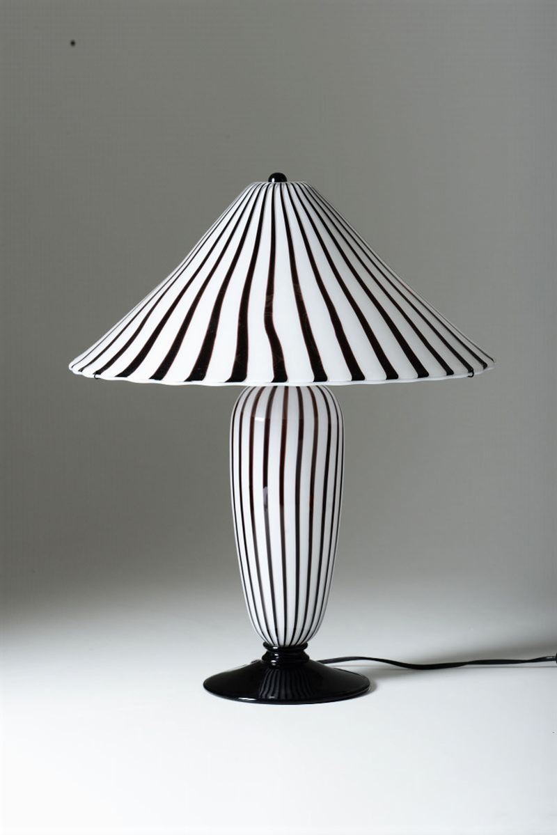 Lampada da tavolo con struttura in vetro di Murano lattimo e ametista  - Asta Design - Cambi Casa d'Aste