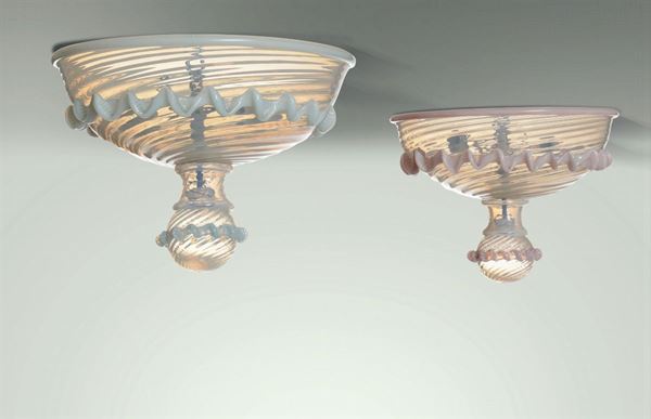 Due plafoniere con struttura in ottone e vetro di Murano colorato.