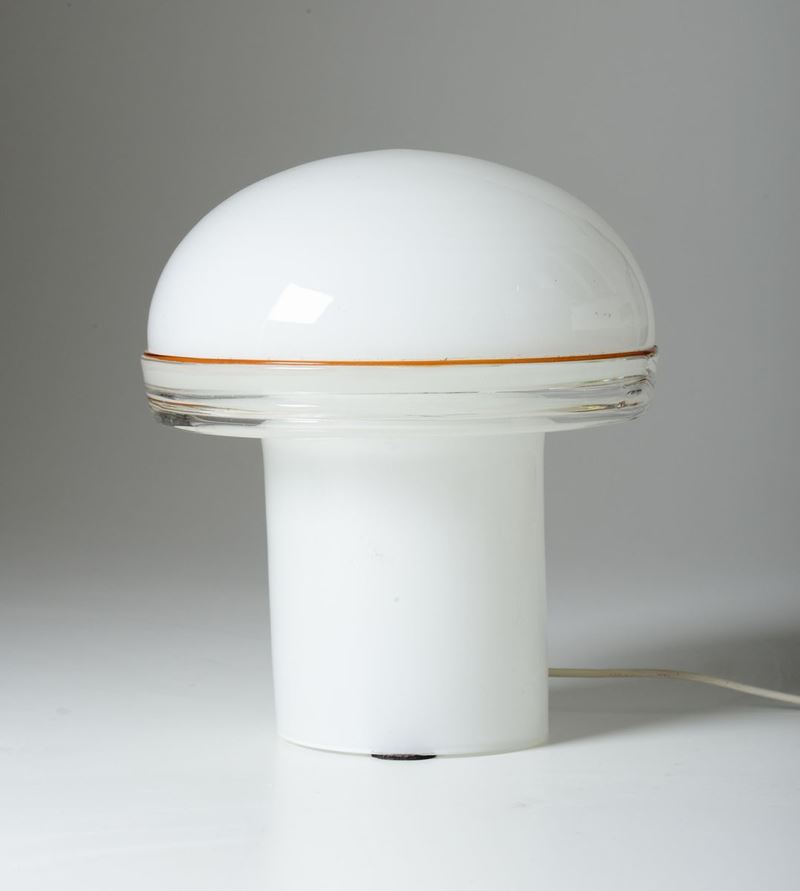 Lampada da tavolo con struttura in vetro colorato e vetro opalino.  - Auction Design - Cambi Casa d'Aste