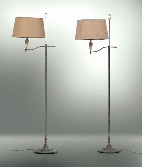 Due lampade da terra con struttura in metallo e diffusore in tessuto.