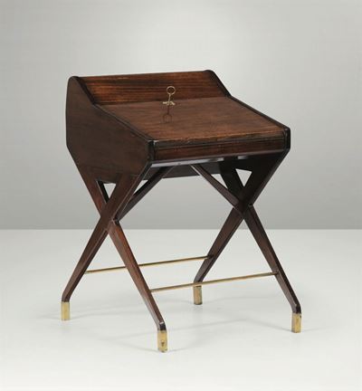 Scrittoio con Struttura in Legno e Puntali in Ottone.