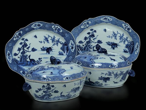 Coppia di zuppiere con vassoio in porcellana bianca e blu con decoro naturalistico e presa a foggia di cane di Pho, Cina, Dinastia Qing, epoca Qianlong (1736-1796)