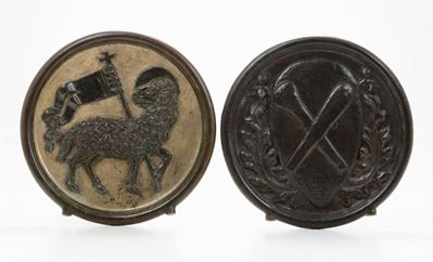 Due Stemmi Nobiliari in Bronzo Dorato e a Patina Scura, XVIII Secolo