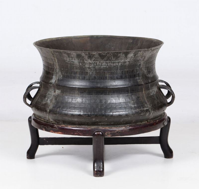 Cachepot a â€œtamburoâ€ in metallo inciso, Cina, XX secolo  - Asta Asta a tempo Arte Orientale - Cambi Casa d'Aste
