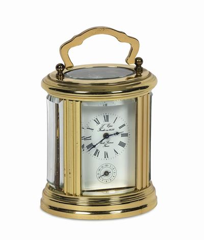 L' Epée, France. Piccolo, Orologio da Viaggio, in Ottone Dorato con Suoneria e Ripetizione. Accom...