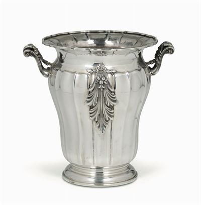 Vaso in Argento Fuso e Cesellato. Argentiere Cesa, Manifattura Italiana della Metà del XX Secolo