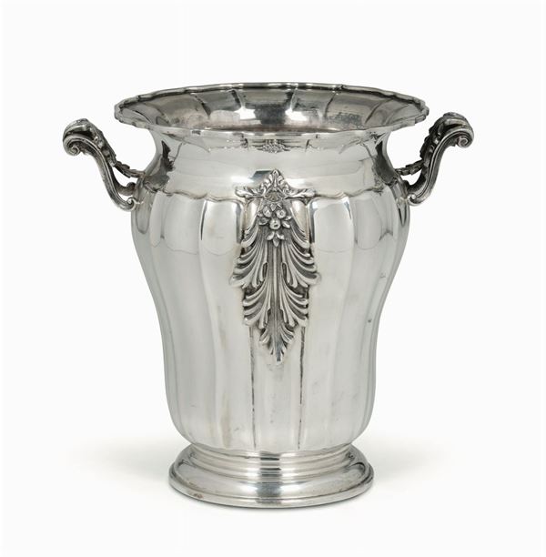 Vaso in argento fuso e cesellato. Argentiere Cesa, manifattura italiana della metà del XX secolo