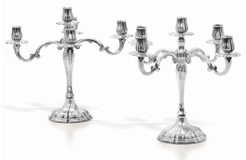 Coppia di candelabri in argento a cinque fiamme. Manifattura italiana (?) del XX secolo  - Asta L'Art de la Table - Cambi Casa d'Aste