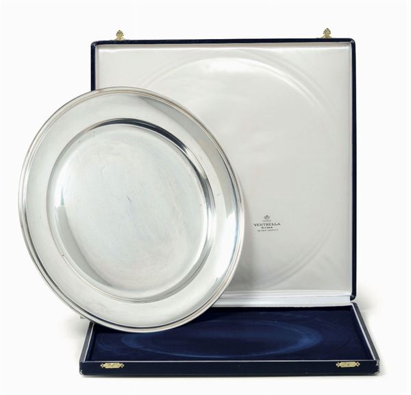 Grande piatto in argento circolare. Argentiere Fratelli Cacchione per “Ventrella Roma”, Milano seconda metà del XX secolo