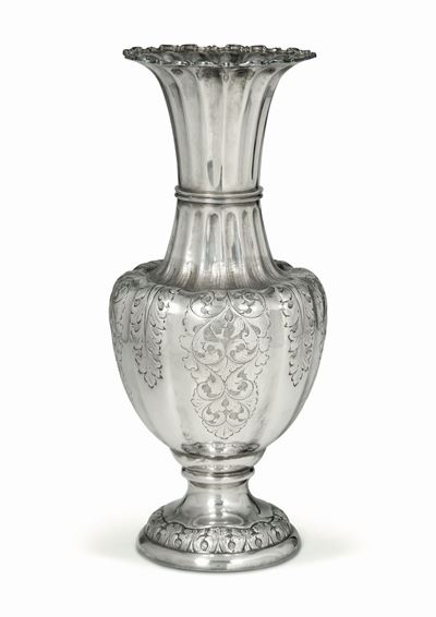Grande Vaso in Argento Cesellato. Manifattura Italiana del XX Secolo