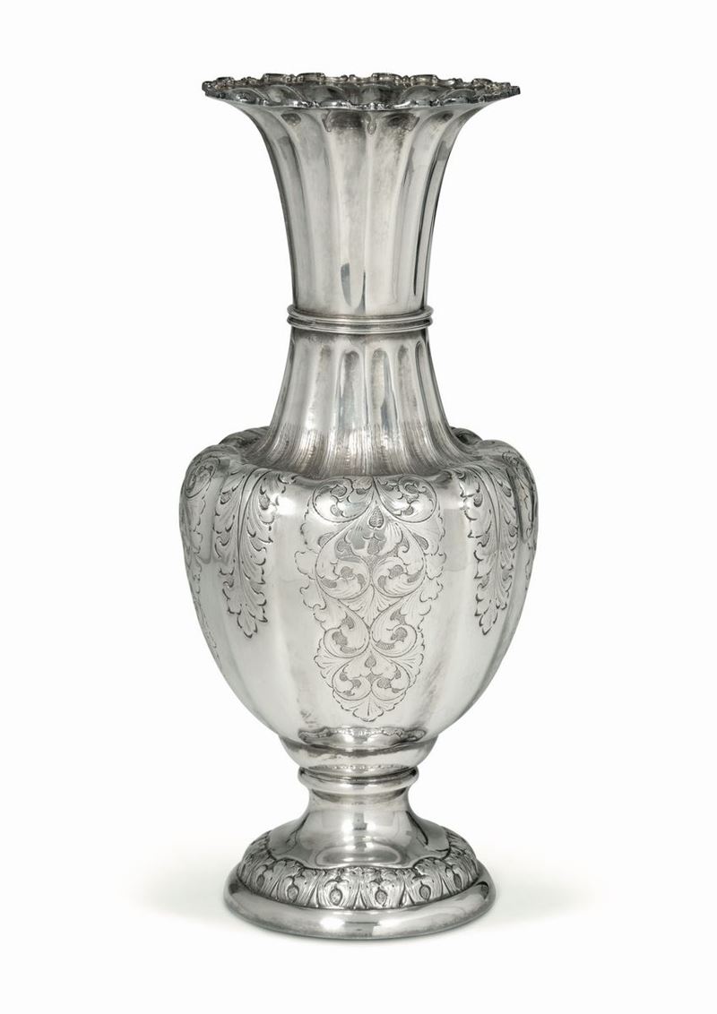 Grande vaso in argento cesellato. Manifattura italiana del XX secolo  - Asta Argenti da Collezione - Cambi Casa d'Aste