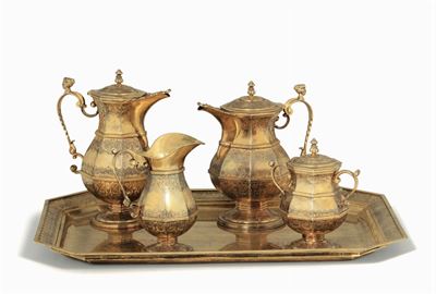 Servizio da Té e Caffé in Argento Fuso, Sbalzato, Dorato e Cesellato. Bolli di Fantasia Ad Imitaz...