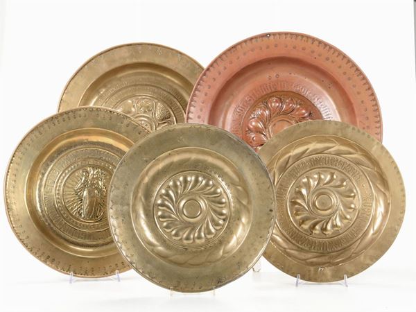 Cinque piatti elemosinieri in ottone e metallo sbalzato, Germania XVII-XVIII secolo