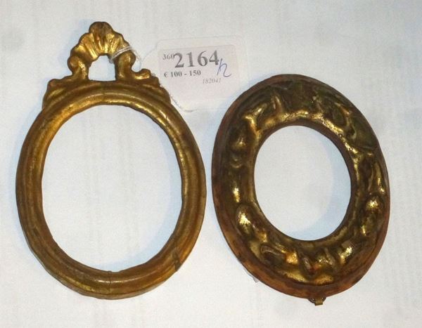 Due piccole cornici ovali dorate, una scolpita del XVII secolo, l’altra del XVIII secolo