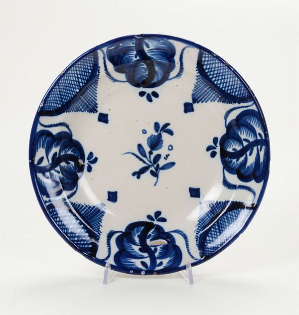 Piatto in maiolica a decoro bianco e blu, XVIII-XIX secolo