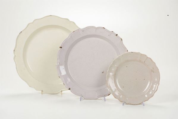 Tre piatti in terraglia bianca di dimensioni diverse, XVIII-XIX secolo
