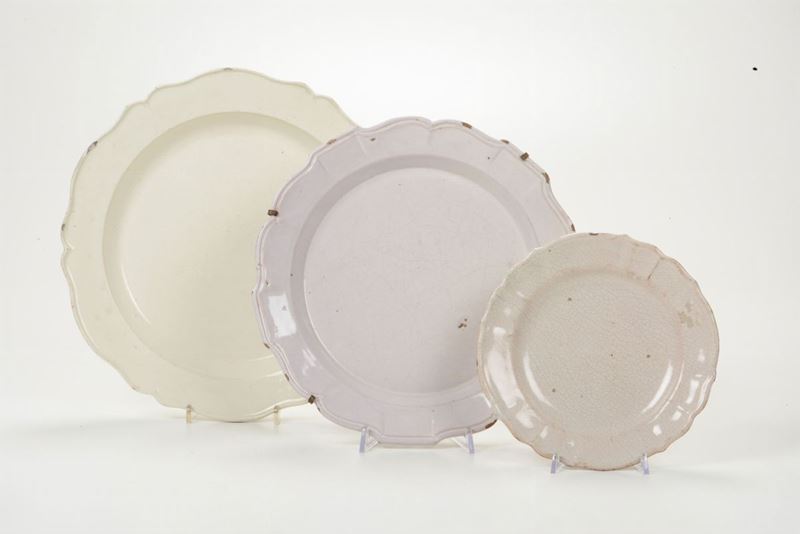 Tre piatti in terraglia bianca di dimensioni diverse, XVIII-XIX secolo  - Asta Asta a Tempo Ceramiche - III - Cambi Casa d'Aste