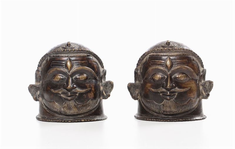 Coppia di grandi teste in bronzo raffiguranti divinità, india  - Auction Ceramics Timed Auction - III - Cambi Casa d'Aste