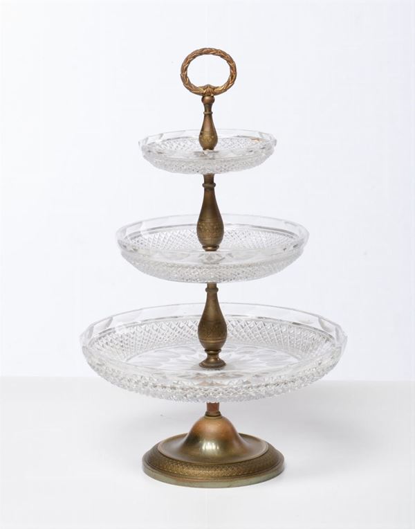 Alzata a 3 ripiani in cristallo molato e fusto in bronzo dorato, XIX secolo