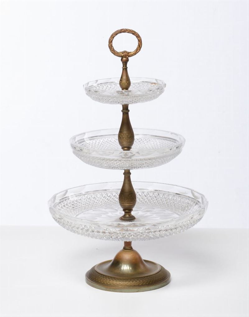 Alzata a 3 ripiani in cristallo molato e fusto in bronzo dorato, XIX secolo  - Auction Works of Art Timed Auction - IV - Cambi Casa d'Aste