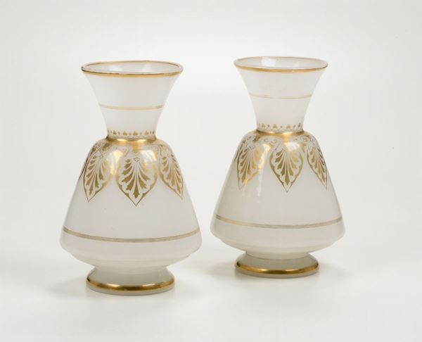 Coppia di vasi in vetro opalino con decori in oro, XIX-XX secolo