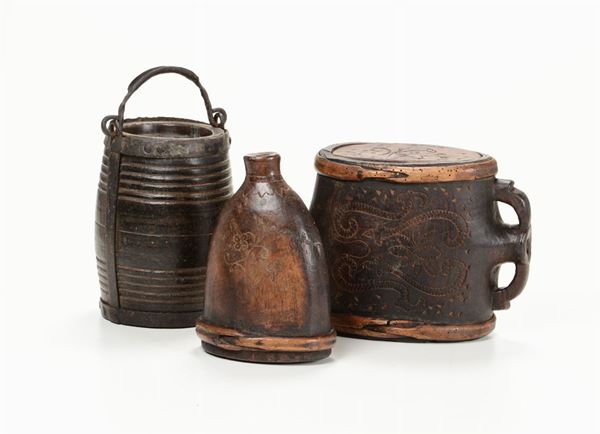 Antico barilotto in legno con legatura in ferro e due altri vecchi recipienti in legno intagliato