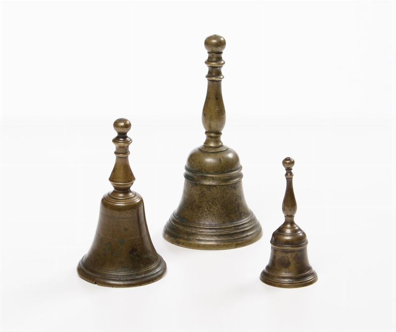 Tre antiche campanelle in bronzo  - Auction Works of Art Timed Auction - IV - Cambi Casa d'Aste