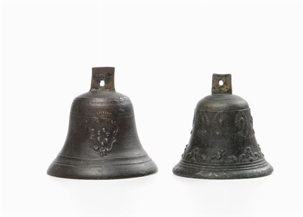 Due antiche campane, una delle quali decorata con stemma mediceo