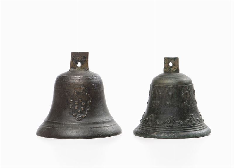 Due antiche campane, una delle quali decorata con stemma mediceo  - Asta Asta a Tempo Oggetti d'Arte - IV - Cambi Casa d'Aste