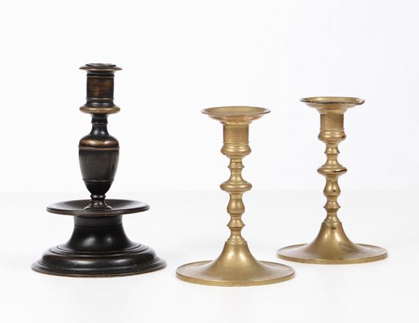 otto composto da una coppia di antichi candelieri più altro con fusto a balaustro, XVII-XVIII secolo
