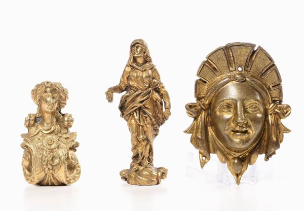 Tre bronzi dorati: una statuetta raffigurante la madonna, un mascherone e una cariatide