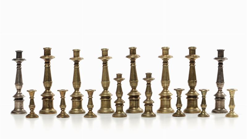 Gruppo di 16 candelieri in bronzo dorato in miniatura  - Asta Antiquariato - I - Cambi Casa d'Aste