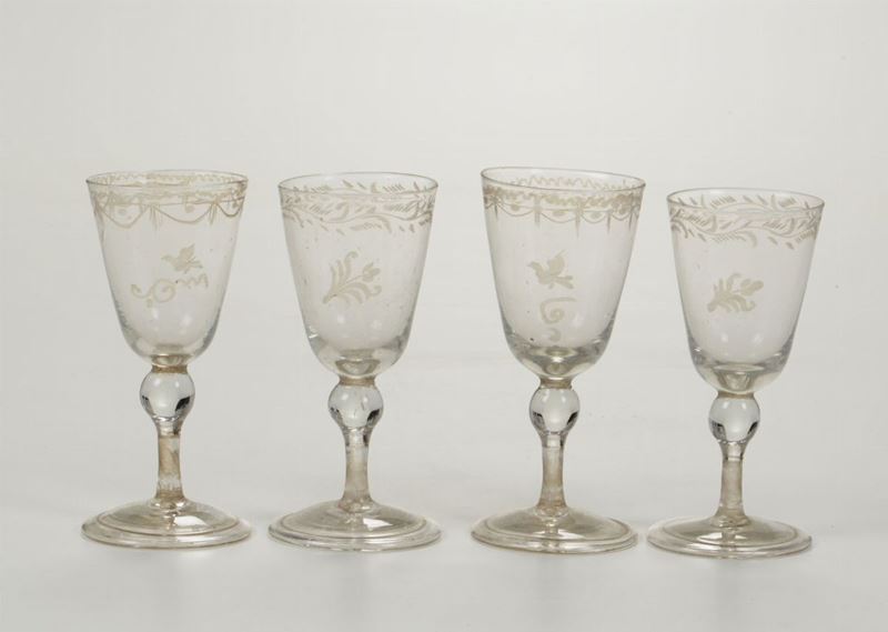 Quattro bicchieri in vetro con decori realizzati alla mola, XVIII secolo  - Asta Asta a Tempo Arredi e Antiquariato - V - Cambi Casa d'Aste