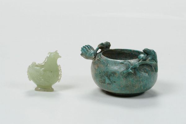 Due oggetti orientali: un pulisci pennello in pietra verde  e un piccolo uccello di giada (?)