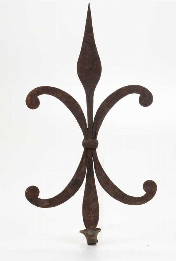Antico “giglio in ferro battuto, ancora dotato del suo “piombo”di attacco, XVI secolo