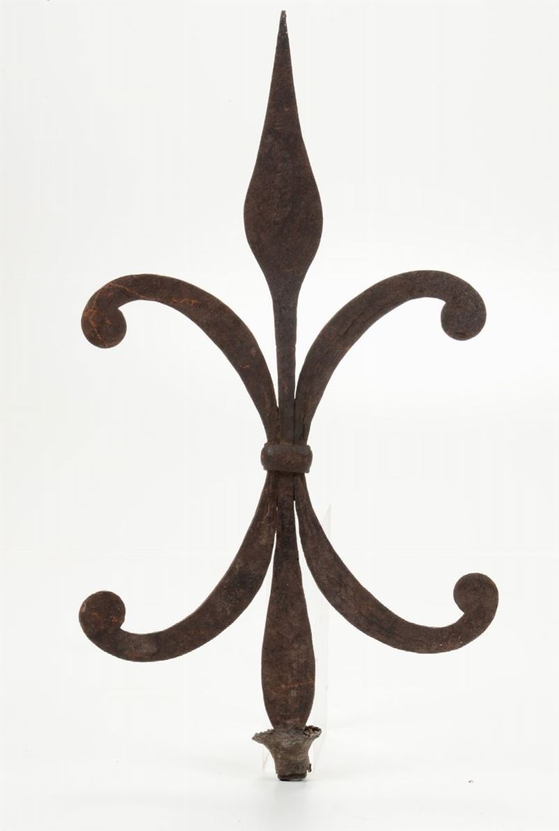 Antico “giglio in ferro battuto, ancora dotato del suo “piombo”di attacco, XVI secolo  - Asta Asta a Tempo Oggetti d'Arte - IV - Cambi Casa d'Aste
