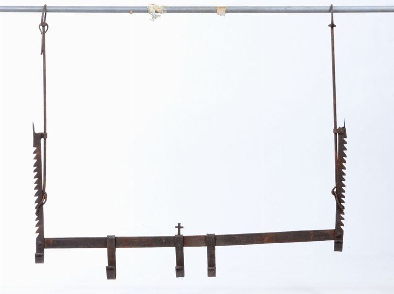 Imponente cremagliera da camino in ferro battuto, con al centro il simbolo della croce, secolo XVI  - Auction Works of Art Timed Auction - IV - Cambi Casa d'Aste